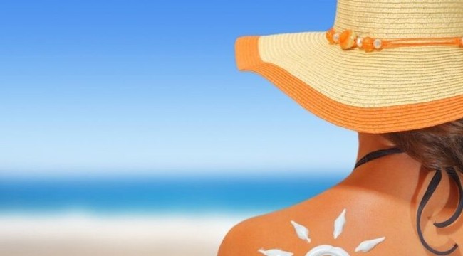 Mùa du lịch biển: Bảo vệ da và tóc khi đi bơi thế nào mới đúng? - Ảnh 2.