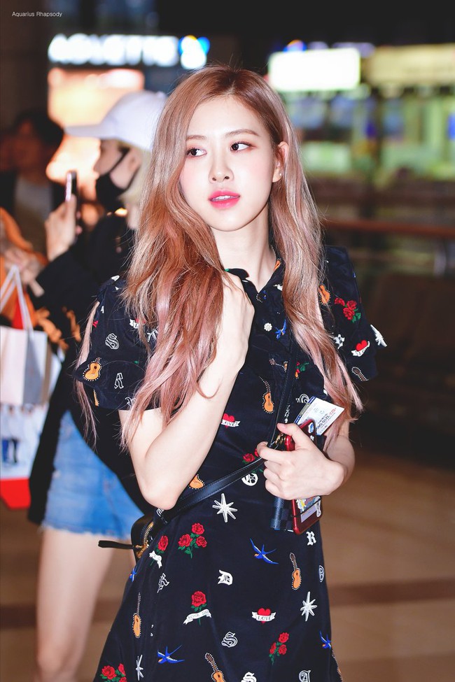 Rosé đúng là bánh bèo chúa của Black Pink khi diện loạt váy áo "điệu chảy nước" mà vẫn sang chảnh - Ảnh 14.