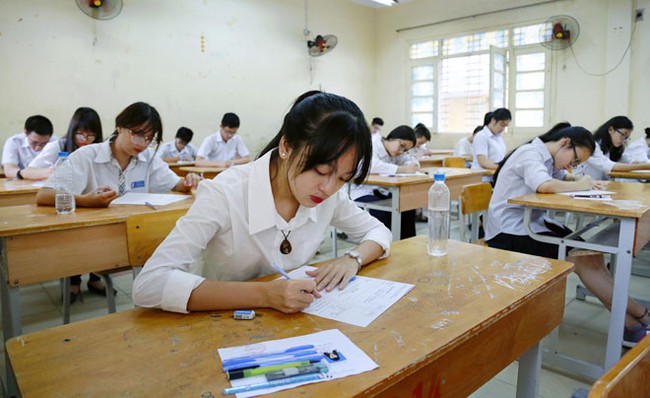 Học sinh lớp 9 luyện thi từ 5h30 sáng, ngày học 4 ca: "Những người lớn quá nhẫn tâm với mấy đứa trẻ" - Ảnh 1.