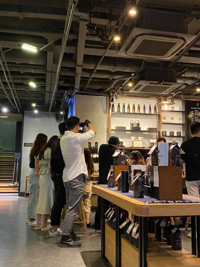 Xôn xao sự việc khách hàng phản ánh nhân viên Starbucks hà hơi vào bình pha cà phê, mở tiệc chia tay ngay trên bàn của khách làm nhiều người bất ngờ - Ảnh 1.