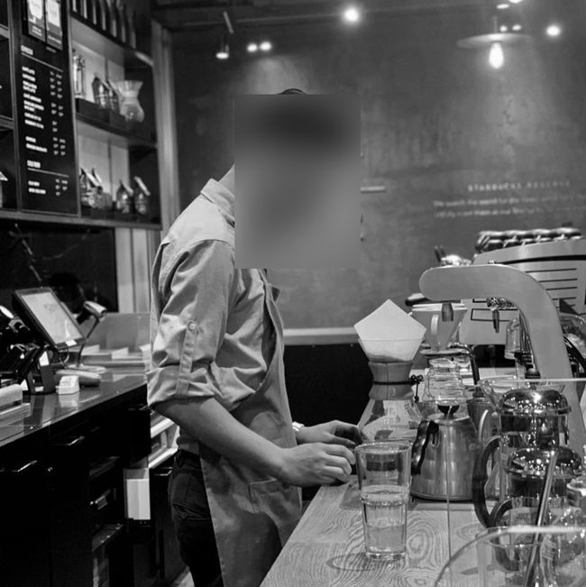 Xôn xao việc khách hàng phản ánh nhân viên và "cựu nhân viên" của Starbucks hà hơi vào bình pha cà phê, mở tiệc trên bàn của khách rồi về bình luận mắng khách kịch liệt? - Ảnh 4.