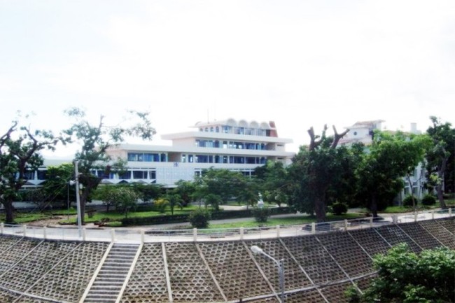 Ngôi trường có khuôn viên đẹp nhất Việt Nam, 4 mùa hoa nở, sinh viên đi học mà cứ ngỡ lạc vào resort - Ảnh 2.
