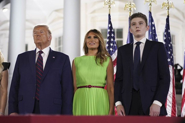 Quý tử Barron Trump hiếm hoi lộ diện cùng cha mẹ, ngoại hình hiện tại của cậu bé khiến nhiều người kinh ngạc - Ảnh 3.