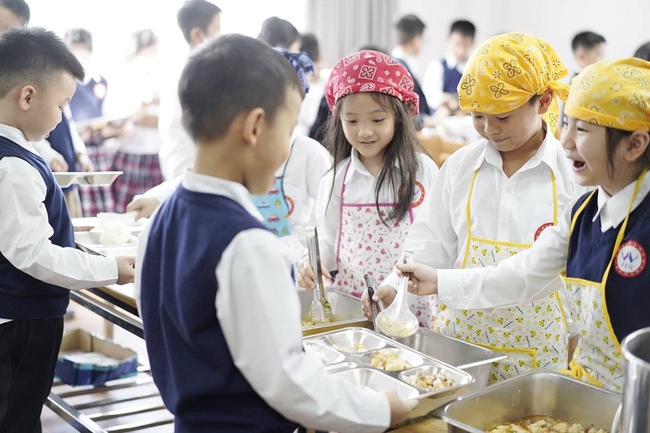 Khám phá bữa trưa của học sinh trường Quốc Tế Nhật Bản: Khi giờ ăn cũng là giờ học rèn luyện nền nếp, tác phong và tính kỷ luật - Ảnh 9.