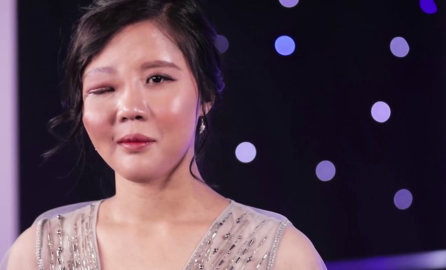 Mẹ đơn thân có biệt danh "một mắt" và 3 cuộc đại phẫu thay đổi cuộc đời, phản ứng khi con gái gặp lại mẹ tuy bẽ bàng nhưng ai cũng phải rớt nước mắt - Ảnh 7.