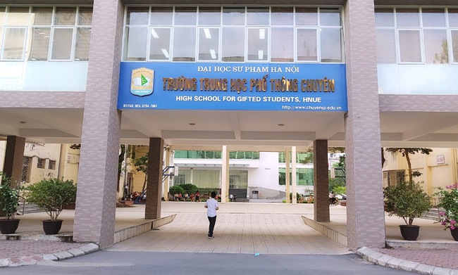Hà Nội có một trường THPT mà thí sinh cả nước đều mơ ước được vào, nghe tên cựu học sinh là biết trường thuộc đẳng cấp cao  - Ảnh 1.
