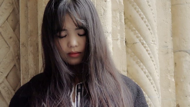 Tặng đồng nghiệp một thỏi son xịn, tôi đứng hình khi vô tình thấy hành động của chị ấy trong nhà vệ sinh - Ảnh 1.