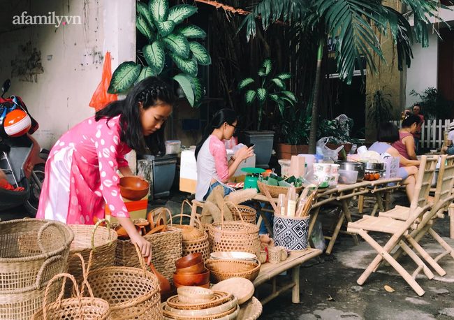 Có một phiên chợ đặc biệt ngay trung tâm Sài Gòn, người lớn trẻ con xúng xính áo dài, trẻ vừa chơi vừa học tỉ thứ hay ho - Ảnh 2.