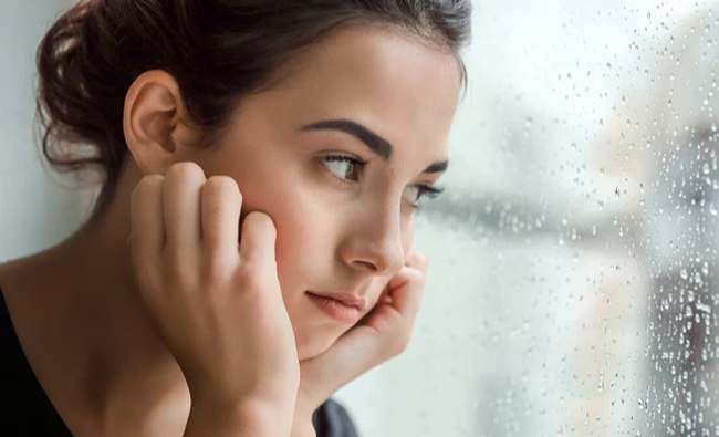 Nghe tin thông gia nhập viện, mẹ chồng vội vã cầm túi vải nhỏ đầy vàng nhét vào tay bắt tôi đem đến viện ngay - Ảnh 1.