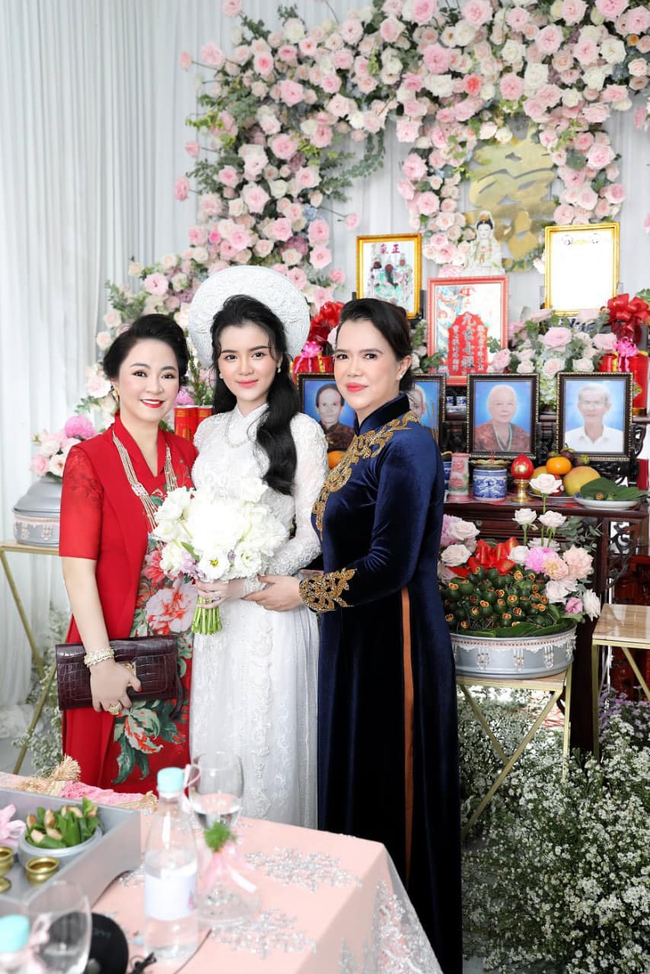 Luôn tự nhận mình đẹp, doanh nhân Nguyễn Phương Hằng liệu có "lép vế" khi đứng cạnh bà sui gia trong lễ đính hôn của con trai? - Ảnh 5.