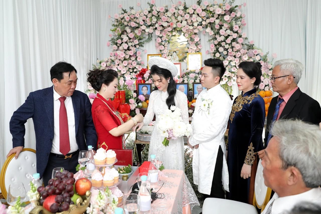 Luôn tự nhận mình đẹp, doanh nhân Nguyễn Phương Hằng liệu có "lép vế" khi đứng cạnh bà sui gia trong lễ đính hôn của con trai? - Ảnh 4.