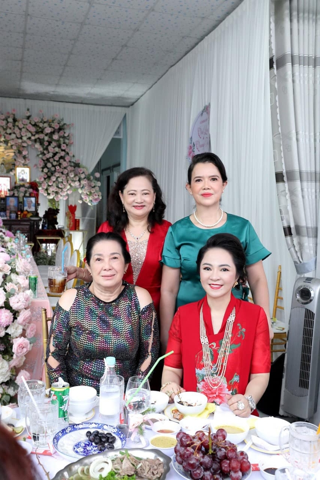 Luôn tự nhận mình đẹp, doanh nhân Nguyễn Phương Hằng liệu có "lép vế" khi đứng cạnh bà sui gia trong lễ đính hôn của con trai? - Ảnh 7.
