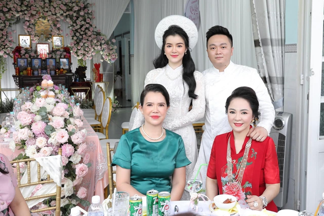 Luôn tự nhận mình đẹp, doanh nhân Nguyễn Phương Hằng liệu có "lép vế" khi đứng cạnh bà sui gia trong lễ đính hôn của con trai? - Ảnh 6.