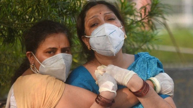 Thảm cảnh đau đớn ở Ấn Độ: Bố nằm lả vì nhiễm Covid-19 không ai dám đến gần, con gái mang cho chút nước cũng bị mẹ ngăn cản quyết liệt - Ảnh 3.