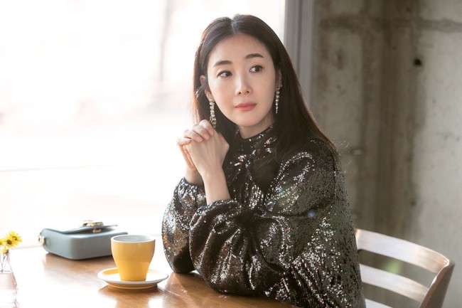 Style của Choi Ji Woo: Chuẩn tổng tài bá đạo, từng diện một chiếc váy đẹp “giật sạch” spotlight của Son Ye Jin - Ảnh 6.