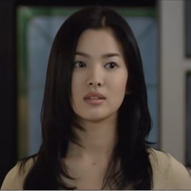 Nhan sắc của Song Hye Kyo trong 25 năm qua: Đỉnh cao nhan sắc tuổi 39 nhưng vẫn đôi lần bị dìm sắc chỉ vì kiểu tóc "éo le" - Ảnh 1.