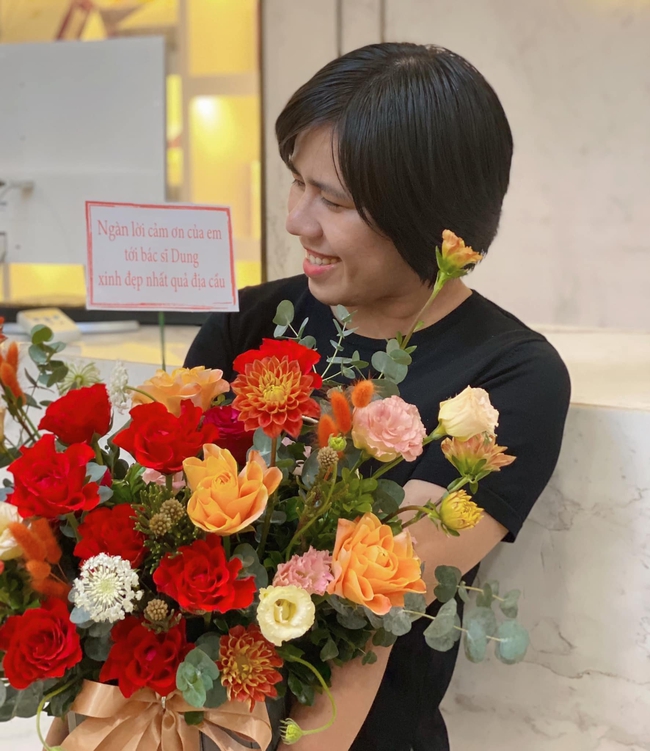 Sửa lại cặp vú từng phẫu thuật hỏng, bác sĩ không ngờ xuất hiện biến chứng hi hữu ở tuần thứ 4 và pha phản ứng không gì tuyệt vời hơn - Ảnh 3.