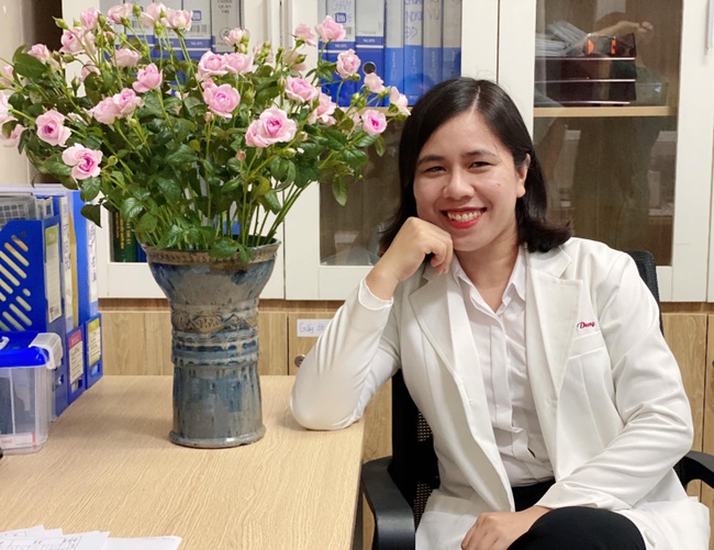 Sửa lại cặp vú từng phẫu thuật hỏng, bác sĩ không ngờ xuất hiện biến chứng hi hữu ở tuần thứ 4 và pha phản ứng không gì tuyệt vời hơn - Ảnh 4.