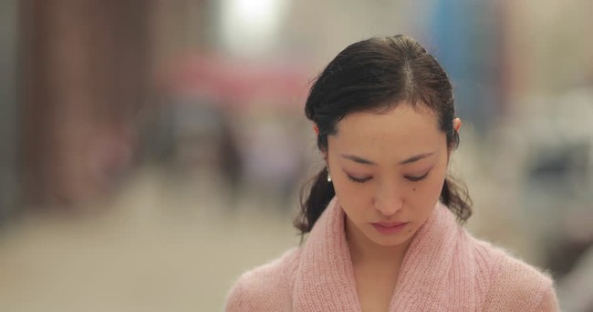 Mời vợ chồng tôi lên ăn tiệc nhưng hành động của chị dâu trong bếp khiến tôi chao đảo, bối rối - Ảnh 1.