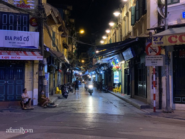 Trước lúc Hà Nội tạm dừng ăn uống tại chỗ chỉ bán mang về, dân tình rủ nhau đi ăn đông như hội, có chỗ còn phải đứng xếp hàng - Ảnh 8.