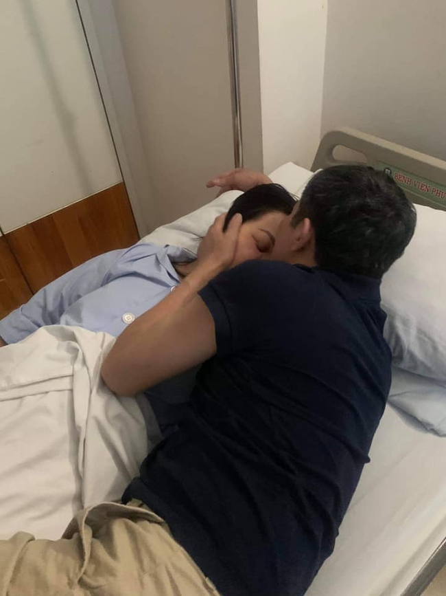 Cô gái chia sẻ chuyện tình của bố mẹ cùng khoảnh khắc mẹ nằm trên giường bệnh gây xúc động: "Đi làm về việc đầu tiên của bố làm là đi tìm vợ" - Ảnh 1.