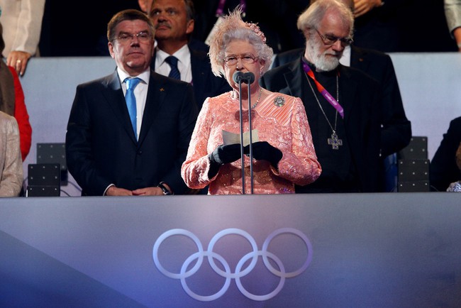 Màn nhảy dù cực chất của Nữ hoàng Anh tại Lễ khai mạc Olympic 2012 bỗng "gây sốt" trở lại và sự thật ít ai biết đằng sau - Ảnh 5.