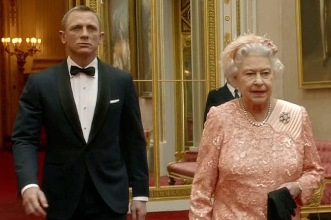 Màn nhảy dù cực chất của Nữ hoàng Anh tại Lễ khai mạc Olympic 2012 bỗng "gây sốt" trở lại và sự thật ít ai biết đằng sau - Ảnh 3.