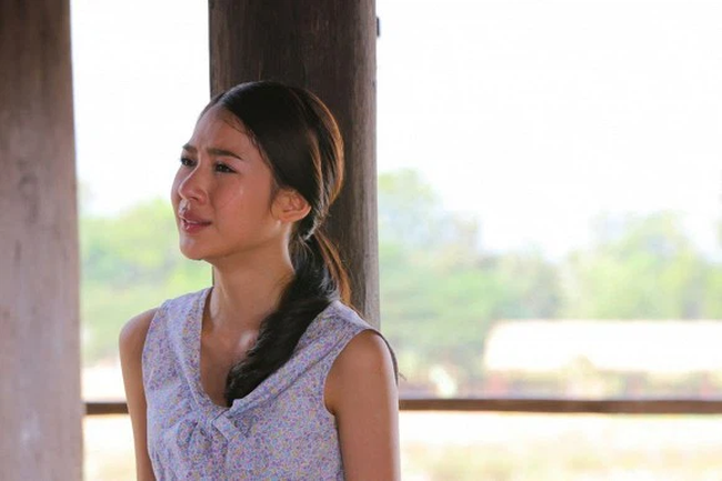 Nửa đêm nghe tiếng khóc trong phòng chị gái, cả nhà tôi chạy đến thì choáng váng với cảnh chị ấy quỳ trước mặt anh rể cầu xin buông tha - Ảnh 1.