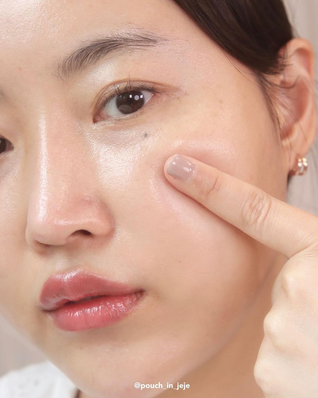 Nghỉ ở nhà, chị em tranh thủ "độ" lại làn da thêm mịn đẹp với 5 bước skincare nhàn tênh - Ảnh 1.