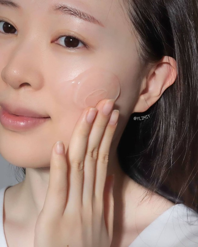 Nghỉ ở nhà, chị em tranh thủ "độ" lại làn da thêm mịn đẹp với 5 bước skincare nhàn tênh - Ảnh 4.