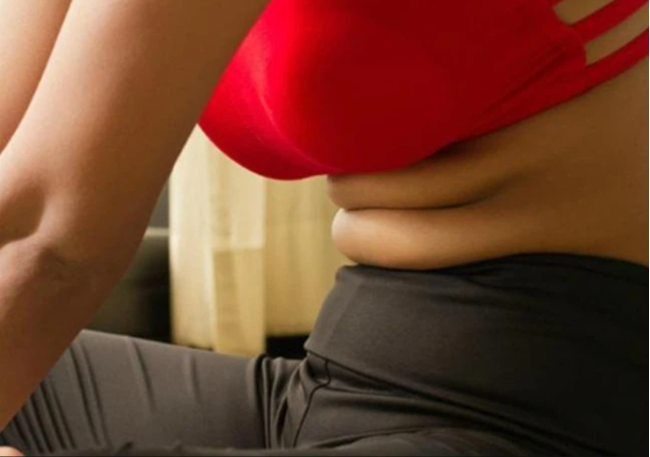 Mỡ bụng sẽ ngày càng "dày từng mảng" nếu phụ nữ không dừng 5 thói quen sau: Việc số 2 rất nhiều người ăn kiêng mắc phải - Ảnh 1.