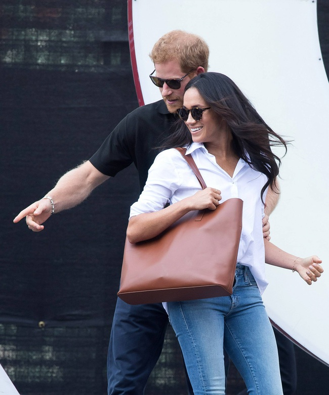 Hai tấm hình khắc họa thực tại chua chát: Harry và Meghan đã thay đổi so với lần đầu bên nhau - Ảnh 1.