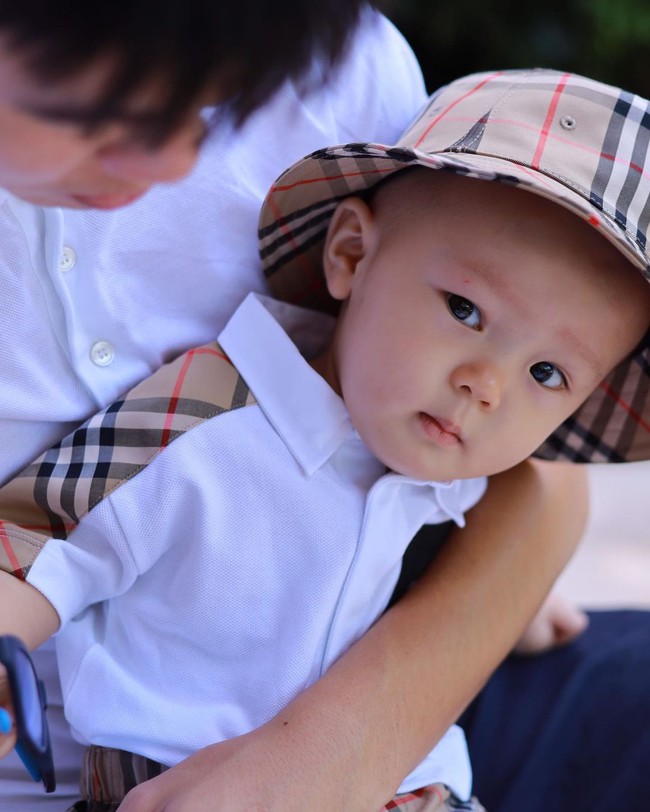 Hậu scandal, vợ chồng Quỳnh Anh - Duy Mạnh đồng loạt đăng ảnh khoe cậu con trai tròn 1 tuổi - Ảnh 2.