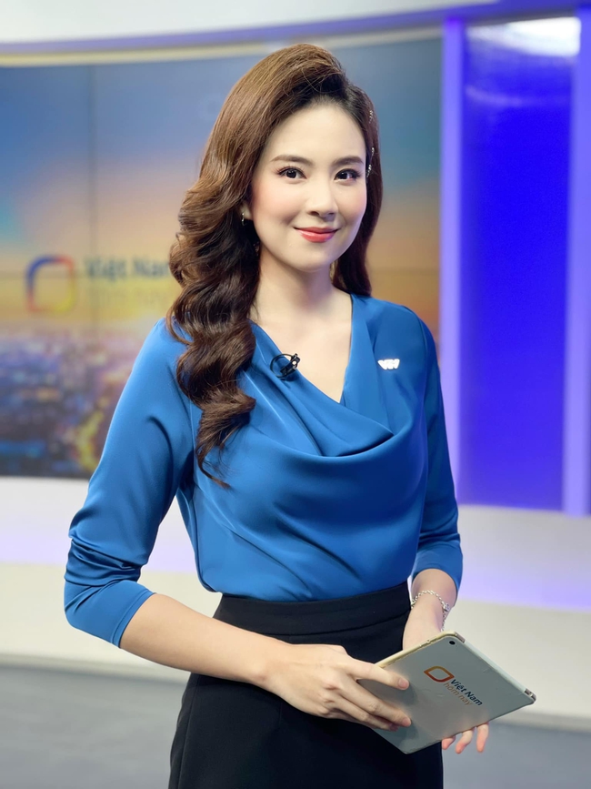 Đỉnh cao màn "đọ nhan sắc" giữa hoa khôi nhà đài và BTV Hoài Anh, ai sẽ chiếm spotlight đây?  - Ảnh 4.