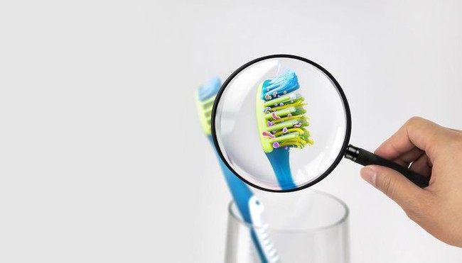 Có 100 triệu vi khuẩn trên bàn chải đánh răng của bạn, làm thế nào để bàn chải sạch sẽ? - Ảnh 1.