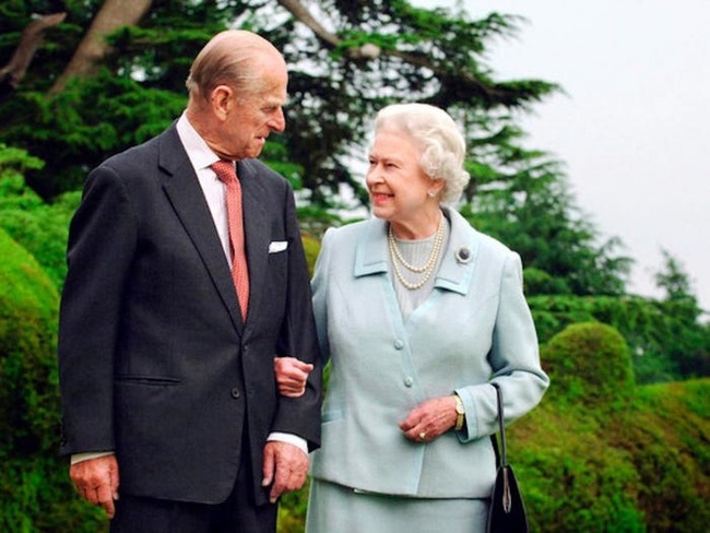 Hoàng tử Harry bất ngờ bị dư luận ném đá dữ dội vì một câu nói nhận xét về vợ chồng Nữ hoàng Anh  - Ảnh 2.