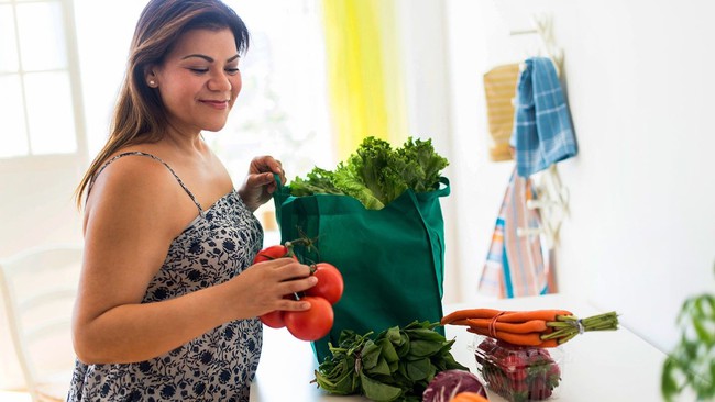 Nghiên cứu mới đây đã chỉ ra tiêu thụ một số loại thực phẩm có thể làm tăng hoặc giảm tuổi thọ - Ảnh 2.
