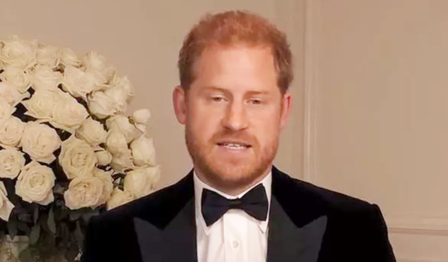 Hình ảnh mới của Hoàng tử Harry chứa điều bất ổn, khiến nhiều người lo ngại, Meghan "giận dỗi" gia đình chồng - Ảnh 1.