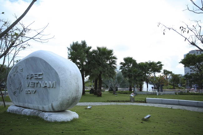 Xem độ hoành tráng của công viên 700 tỷ nằm bên bờ sông Hàn ở Đà Nẵng vừa được khánh thành - Ảnh 2.
