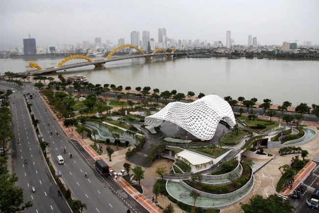 Xem độ hoành tráng của công viên 700 tỷ nằm bên bờ sông Hàn ở Đà Nẵng vừa được khánh thành - Ảnh 1.