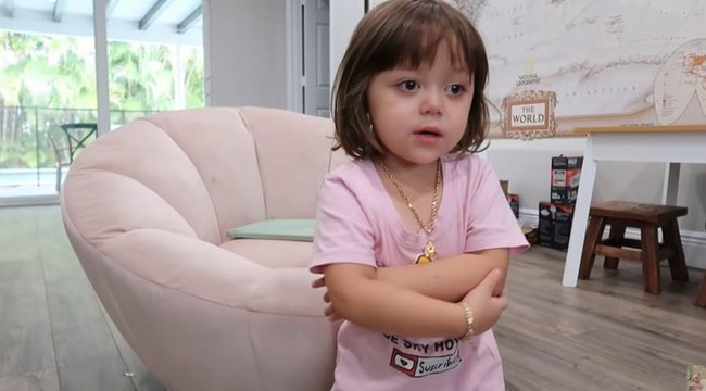 Nữ YouTuber cuộc sống Mỹ khoe ảnh mặc áo dài đón Tết, biểu cảm thẹn thùng của con gái Jade lần nữa gây bão - Ảnh 2.