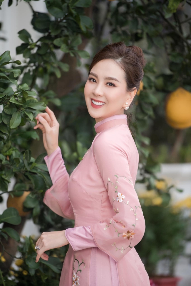 Không hổ danh "nữ MC đẹp nhất VTV", Mai Ngọc sánh vai cùng hai Hoa hậu nhưng nhan sắc không hề kém cạnh - Ảnh 1.