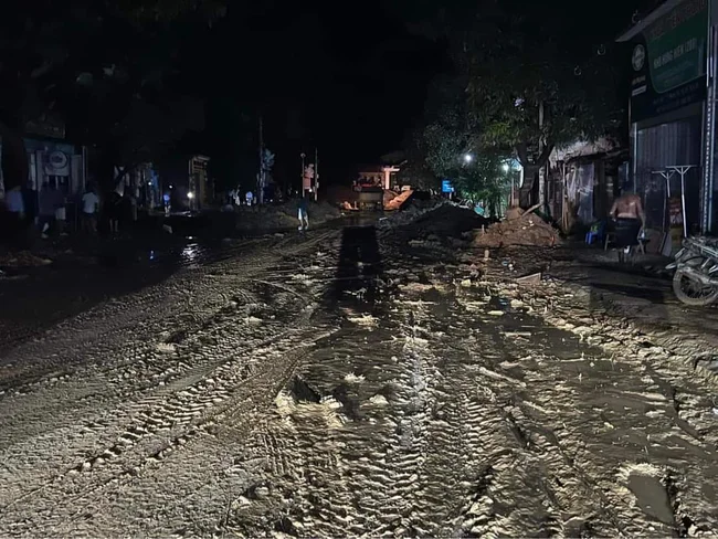 Nghệ An: Trắng đêm dọn bùn đất, khắc phục hậu quả sau trận lũ quét kinh hoàng lớn nhất 20 năm qua - Ảnh 1.
