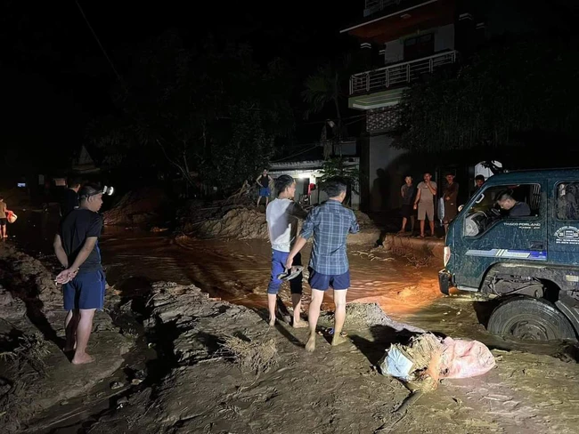 Nghệ An: Trắng đêm dọn bùn đất, khắc phục hậu quả sau trận lũ quét kinh hoàng lớn nhất 20 năm qua - Ảnh 2.