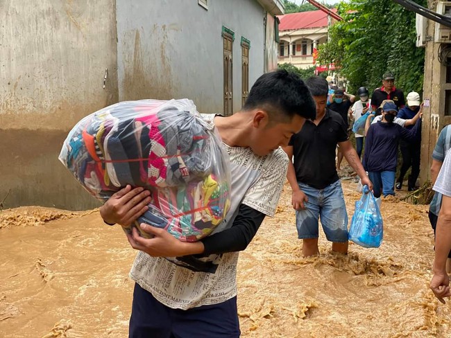 Nghệ An: Trắng đêm dọn bùn đất, khắc phục hậu quả sau trận lũ quét kinh hoàng lớn nhất 20 năm qua - Ảnh 9.