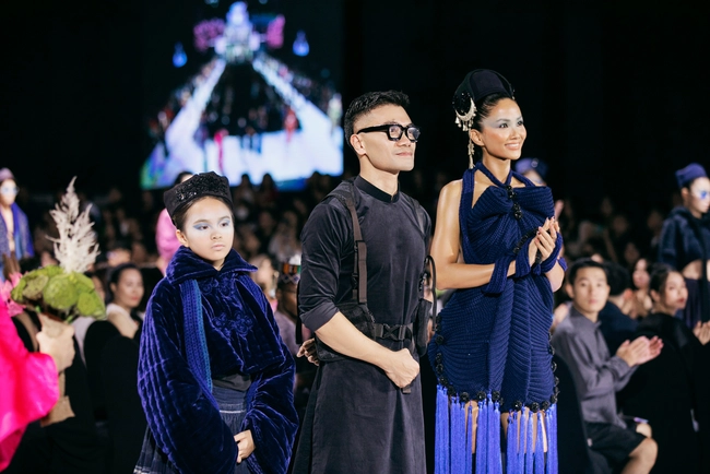 NTK Vũ Việt Hà mang văn hóa của đồng bào người Mông vào bộ sưu tập thời trang - Ảnh 8.