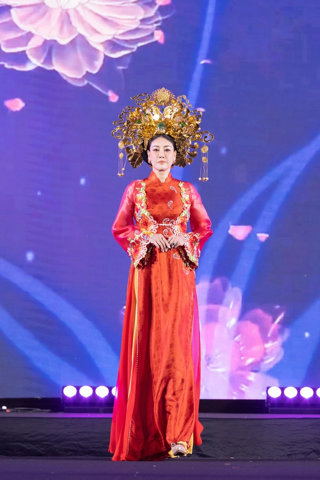 Hương Giang kiêu sa như nữ hoàng, Thùy Tiên đội mấn gần 10kg diện áo dài tại Tuần lễ thời trang Thái Lan - Ảnh 8.