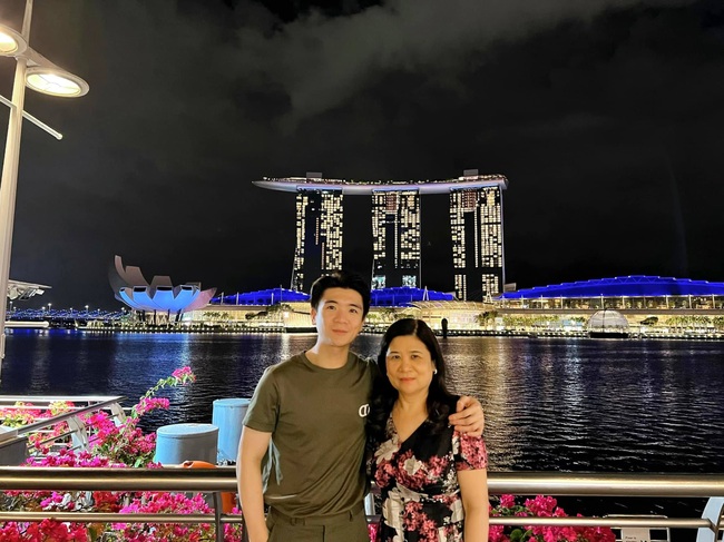 Thiếu gia lớn nhà bầu Hiển hoàn thành nhiệm vụ đặc biệt, check-in Singapore cùng mẹ, cậu út vào bình luận một câu khiến ai cũng bật cười  - Ảnh 1.