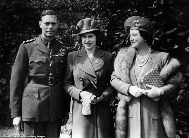 HOT: Bức ảnh mới nhất của Nữ hoàng Anh mừng 70 năm trị vì chứa chi tiết đặc biệt và động thái gây chú ý của Thái tử Charles - Ảnh 3.