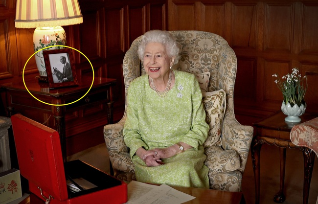 HOT: Bức ảnh mới nhất của Nữ hoàng Anh mừng 70 năm trị vì chứa chi tiết đặc biệt và động thái gây chú ý của Thái tử Charles - Ảnh 1.